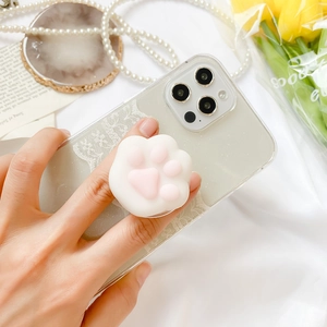Support de téléphone patte de chat 3D avec coussinets en silicone rose sur base blanche