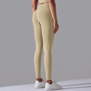 Detail der nahtlosen High-Waist-Yogahose mit Fokus auf Push-up-Effekt und feiner Stofftextur