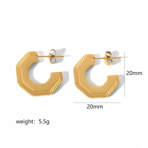 Gros plan de boucles d'oreilles créoles dorées en C de 20 mm pesant environ 5,5 g