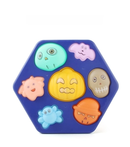 Dettaglio di un fidget spinner esagonale di Halloween con bolle a forma di zucca e teschio