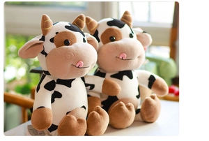Primer plano detallado de lindos peluches de vaca con suaves patrones de piel bicolor