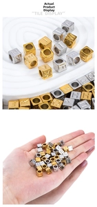 Makroaufnahme von 7mm Gold- und Silber-Buchstabenperlen für DIY-Halskettenschmuck