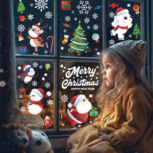 Weihnachtsfensteraufkleber mit Weihnachtsmann, Rentier und Schneemann in warmer Atmosphäre