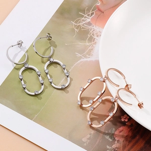 Boucles d'oreilles géométriques en argent et or rose avec cristaux étincelants