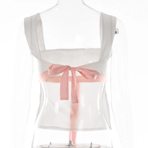 Detailansicht der Rückseite eines weißen Camisole-Tops mit eleganter rosa Schleife
