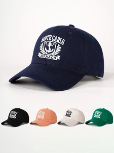 Detailansicht der Monaco-Baseballkappen in Navy und Farben mit Monaco-Stickerei