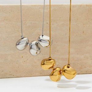 Minimalistische Schlangenkette in Gold und Silber mit drei hohlen Kiesel-Anhängern
