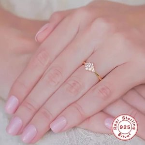 Elegant 925 sterling silver gold ring with daisy floral zircon stones on female hand