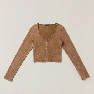 Dettaglio ravvicinato del cardigan slim con texture camouflage sbiadita e scollo a U