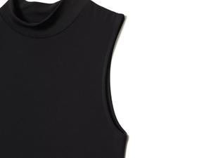 Detalle de top negro sin mangas con cuello alto que muestra la textura del tejido