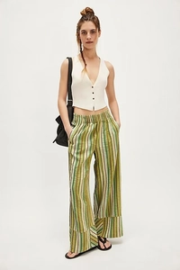 Détail du pantalon large à rayures et du gilet blanc court dans un style ethnique décontracté
