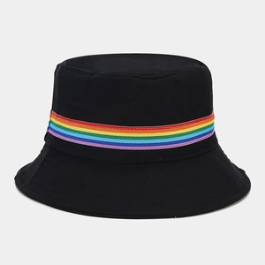 Gros plan d'un chapeau bob noir avec ruban arc-en-ciel coloré et détails tissés