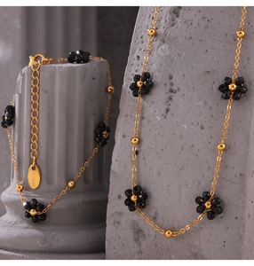 Détail du poinçon S.STEEL sur l'ensemble collier et bracelet marguerite plaqué or 18k
