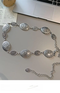 Detailansicht der Retro-Gliederkette mit ovalen Concho-Elementen und verstellbarem Verschluss