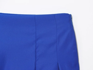 Détail de la taille d'une jupe midi bleue avec fermeture éclair invisible et couture
