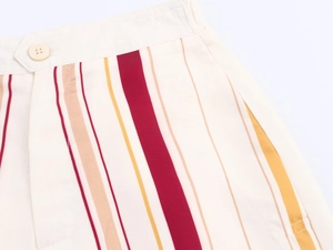 Détails de rayures verticales, texture du tissu et bouton beige sur un pantalon décontracté
