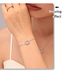 Gros plan d'un bracelet fleur de soleil avec oxydes de zirconium sur le poignet du mannequin