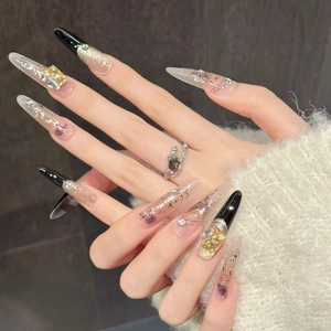 Unghie finte stiletto fatte a mano nere e ambra dorata con cristalli 3D e decorazioni
