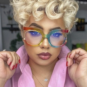 Gedetailleerde close-up van trendy anti-blauw licht bril met groot regenboog verloop montuur