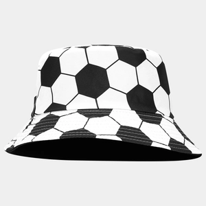 Detailansicht des Fußballmusters auf dem schwarz-weißen Wende-Anglerhut aus Baumwolle