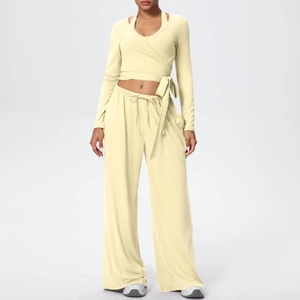 Détail de l'ensemble de yoga jaune clair montrant la taille croisée et le pantalon large