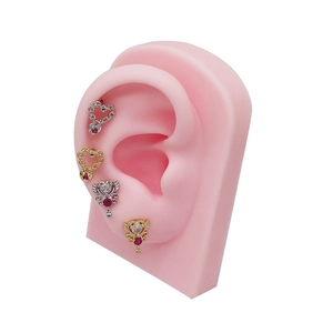 Orecchini a perno con cuore in zircone argento e oro e motivi a ala e fiocco