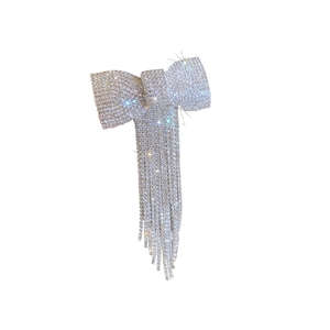 Barrette à cheveux élégante avec nœud en strass et longues franges sur fond blanc