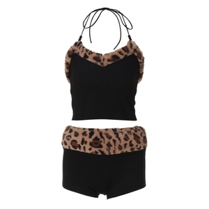Détails de la garniture léopard en peluche sur le haut bandeau noir et le short assorti