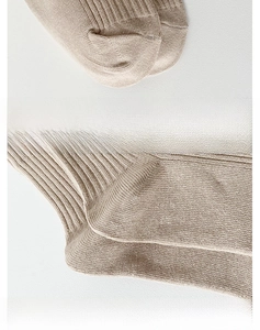 Détail de la pointe renforcée et du talon 3D sur des chaussettes en maille kaki