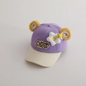 Détail d'une casquette enfant avec oreilles en peluche et broderie abeille