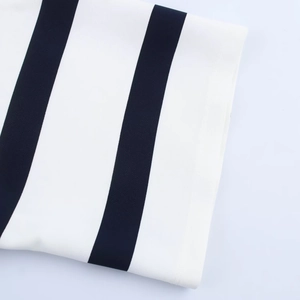 Vue détaillée des coutures soignées et des rayures noires et blanches d'un haut de sport