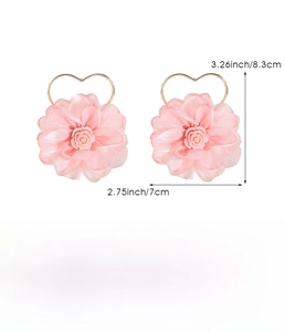 Orecchini a fiore in tessuto rosa dimensioni 8,3cm per 7cm con dettagli del materiale in lega