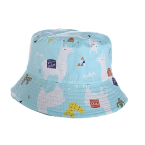 Dettaglio del cappello alla pescatora celeste con stampe di alpaca e cactus