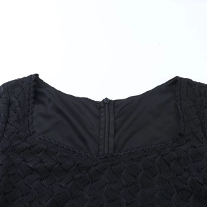 Detalle del vestido de encaje negro con escote en U y cremallera invisible en la espalda