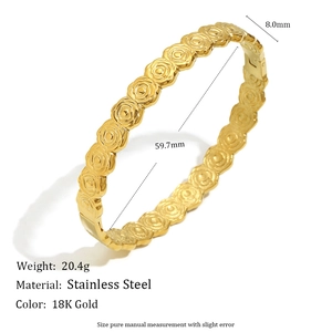 Bracciale rigido in acciaio inossidabile placcato oro 18K con rose a rilievo e misure