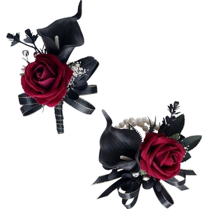 Ensemble de boutonnières de mariage avec rose rouge foncé et lys calla noir