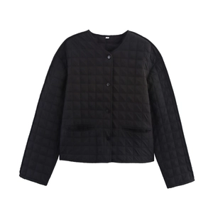 Veste matelassée noire pour femme avec col rond et motif de surpiqûres à carreaux