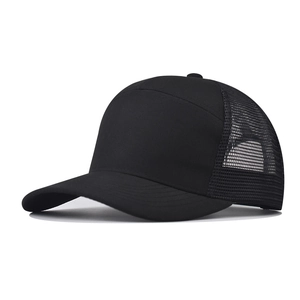 Klassische schwarze Trucker-Cap mit gebogenem Schirm aus Mesh im 45-Grad-Winkel Ansicht