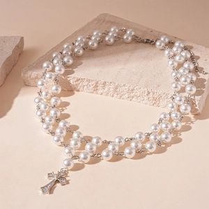 Collier de perles à trois rangs avec pendentif croix en zircon sur pierre décorative