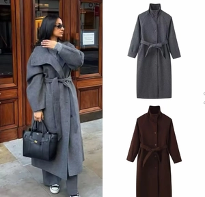 Dettaglio cappotto lungo in lana con collo a lupetto e cintura in grigio e marrone scuro