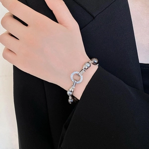 Elegante bracciale in perle grigie stile francese con zirconi e finitura argentata