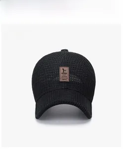 Détail d'une casquette de baseball en maille respirante avec écusson EDIKO en cuir marron