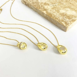 Trois pendentifs gouttes dorés avec zircone micro-pavé sur chaînes minimalistes