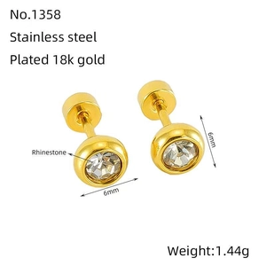 Vue détaillée des boucles d'oreilles en acier inoxydable doré 18k avec strass de 6mm