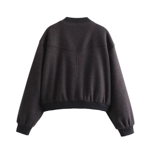 Détail du dos d'une veste gris foncé montrant le tissu texturé et le col en tricot côtelé