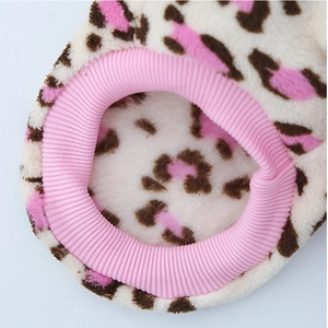 Détail du vêtement en peluche léopard rose pour chien avec polaire douce et poignets tricotés