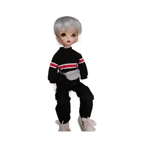 Mini sac banane argenté pour poupées BJD avec tenue de sport noire sur fond blanc neutre
