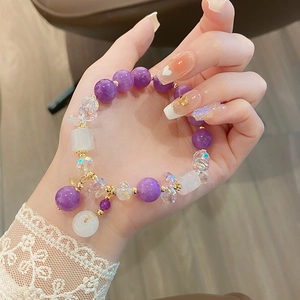 Elegante pulsera de cuentas de jade púrpura de 10mm con dije de jadeíta en la muñeca