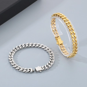 Gros plan détaillé des bracelets gourmettes polis en acier inoxydable doré et argent