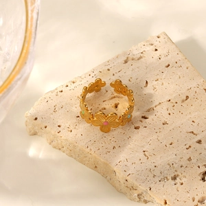 Bague fleur en acier inoxydable plaqué or 18k avec détails en émail coloré sur pierre